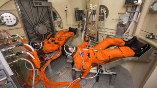 Así prueban los nuevos trajes de los astronautas para la cápsula Orion